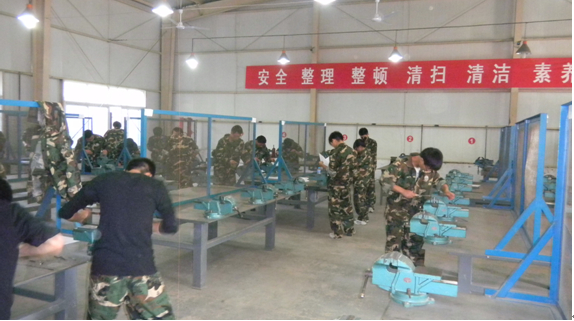 模具专业的钳工实训室